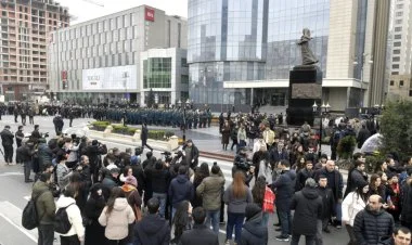Xocalı soyqırımı qurbanlarının abidəsi ziyarət edilir
