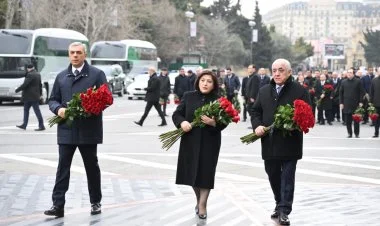 Dövlət və hökumət rəsmiləri Xocalı abidəsini ziyarət ediblər
