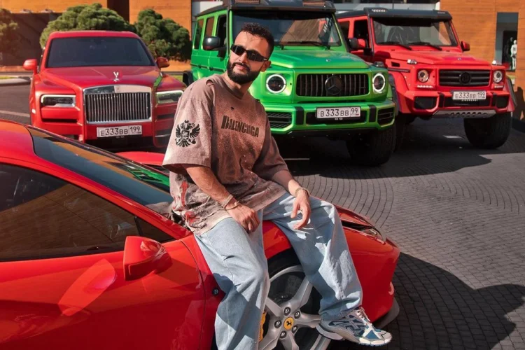 Rusiyada bloger Həsənov qiyabi həbs cəzasına məhkum edilib