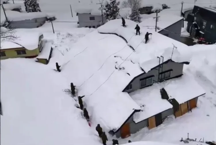 Yaponiyada güclü qar yağışı nəticəsində 35 ölü