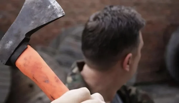 Qardaşı uşaqlarını baltalayan şəxs Bakıda xəstəxanada ölüb