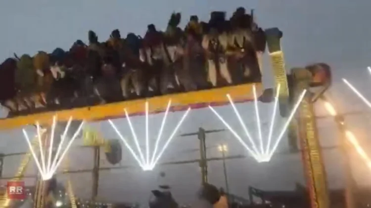 Hindistanda insanlarla dolu attraksion aşıb