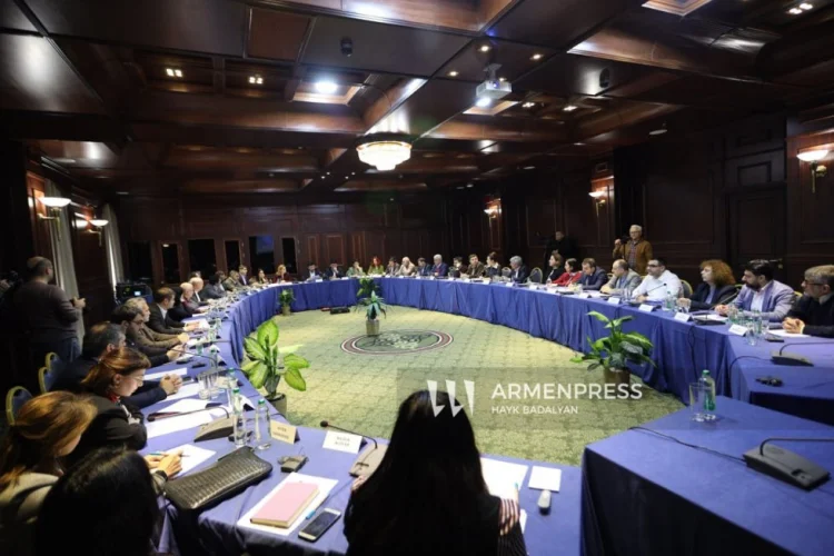 İrəvanda "Sülh Körpüsü" adlı dəyirmi masanın 2-ci günü keçir