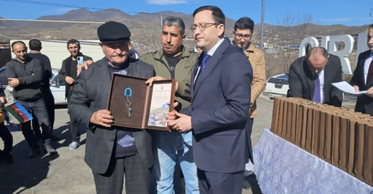 Köç karvanları Hadrut və Qırmızı Bazar qəsəbələrinə çatıblar