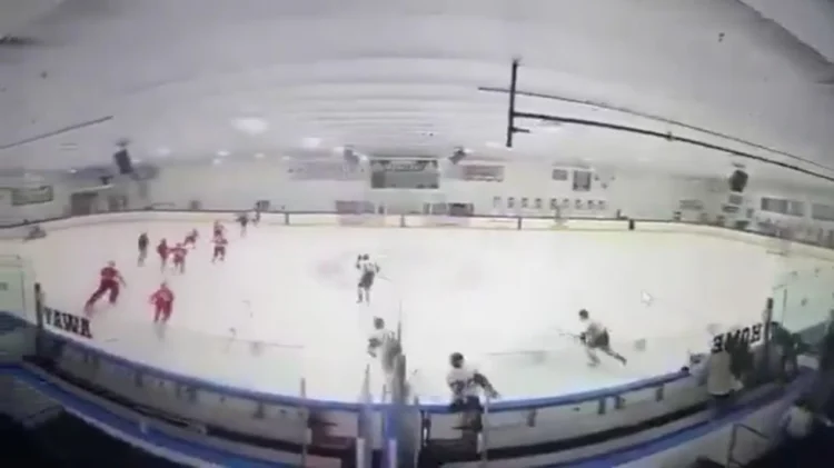 ABŞ-da orta məktəb xokkey oyunu zamanı atışma baş verib