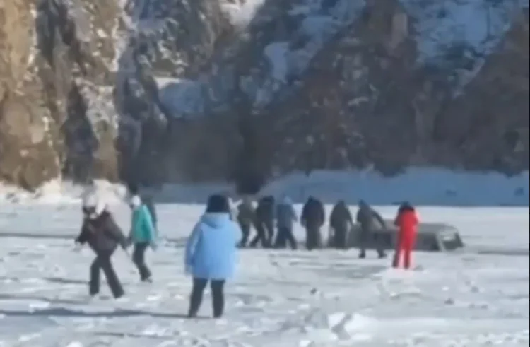 Çinli turistlərin maşını Baykal gölündə buzun altına gedib