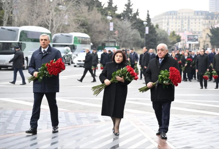 Dövlət və hökumət rəsmiləri Xocalı abidəsini ziyarət ediblər