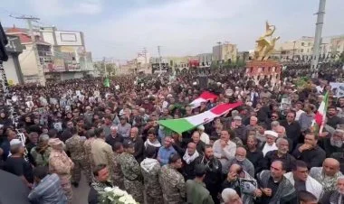 İranda məktəbli qızların dəfn mərasimi keçirilir