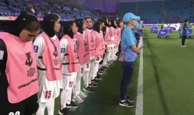 İranın milli futbol yığmasının qızları himni ifa etmədilər