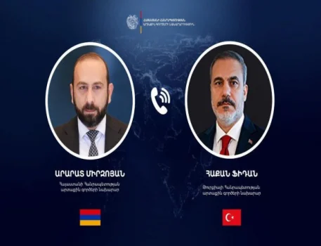 Ararat Mirzoyan Hakan Fidan ilə telefonla danışıb