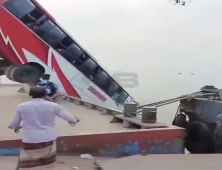 Banqladeşdə sərnişin avtobusu çaya düşüb, 25 ölü FOTO