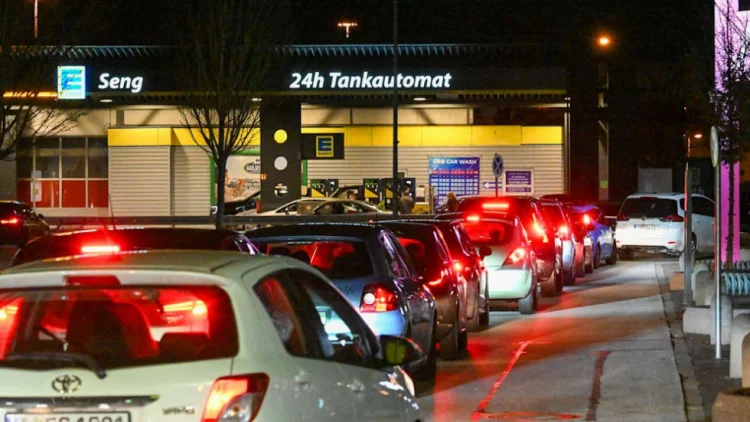 Almaniya yanacaqdoldurma məntəqələrində uzun növbələr