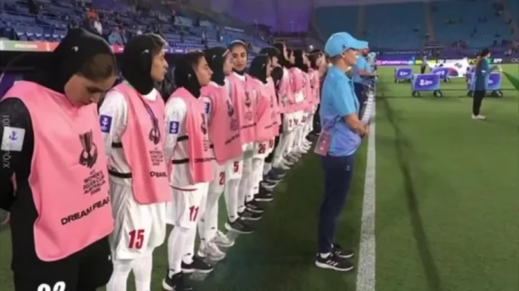 İranın milli futbol yığmasının qızları himni ifa etmədilər