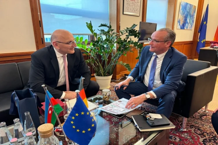 Elçin Əmirbəyov Aİ-Azərbaycan münasibətlərini müzakirə edib