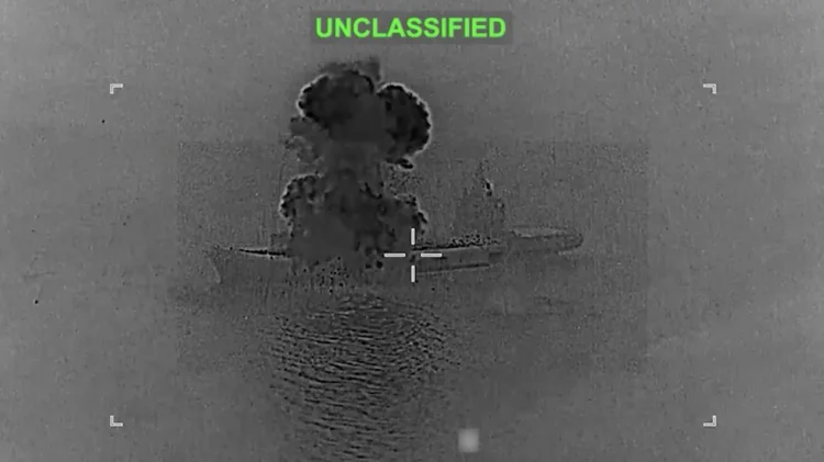 ABŞ qüvvələri İranın drondaşıyan gəmisini məhv etdi VİDEO