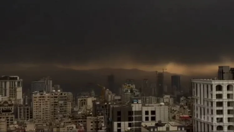 Tehranın səmasını qara tüstü bürüyüb FOTO