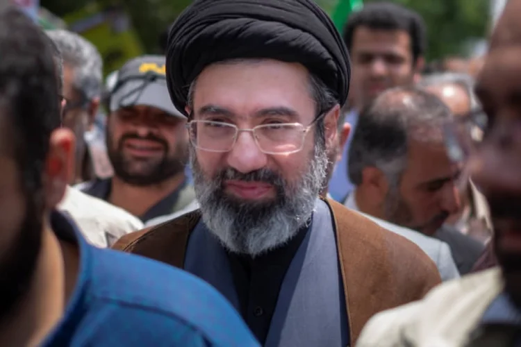 İranda Xameneinin oğlu Müctəbanın Ali Rəhbər seçdilər