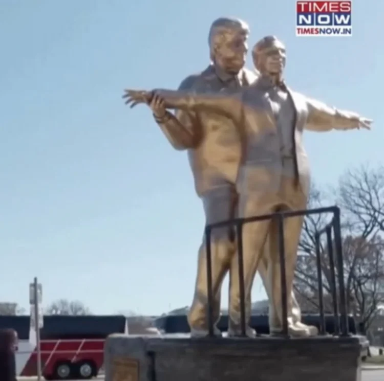 Ağ Evin qarşısında Tramp və Epşteynin heykəli qoyulub