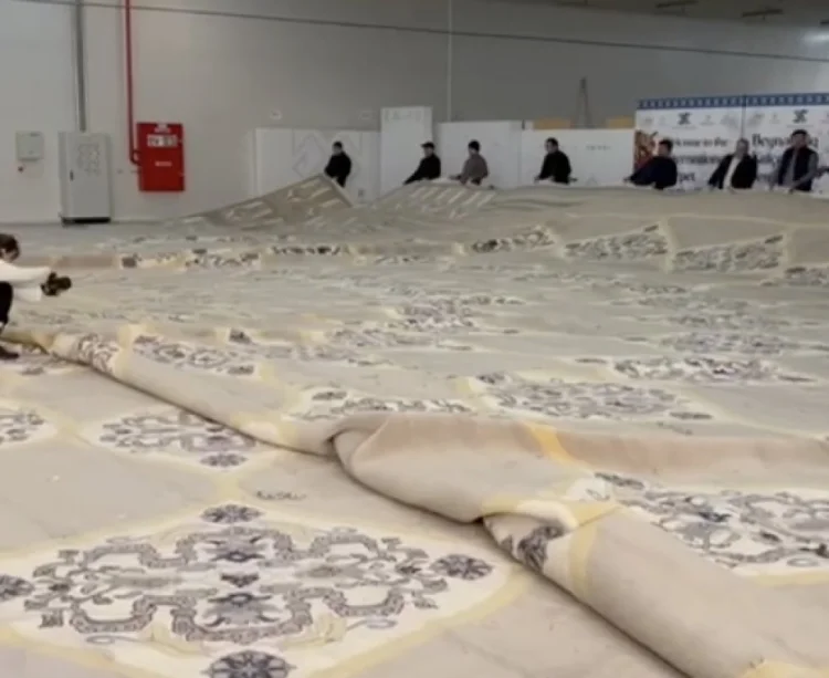 Şuşa məscidi üçün toxunan xalçanın diametri 22 metrdir FOTO