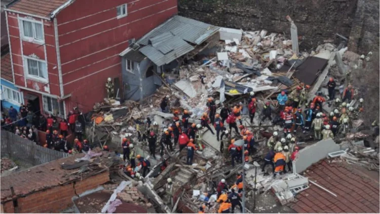 İstanbulun Fatih rayonunda iki azmərtəbəli bina uçub