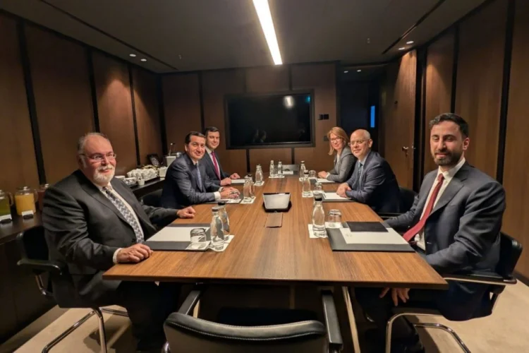 Hikmət Hacıyev Budapeştdə Akif Çağatay Kılıçla görüşüb