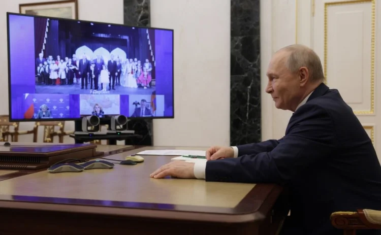 Putin Dərbənddəki Azərbaycan teatrının onlayn açılışını edib