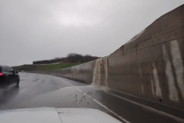 Şamaxıda güclü leysan yol hərəkətinə çətinliklər yaradıb