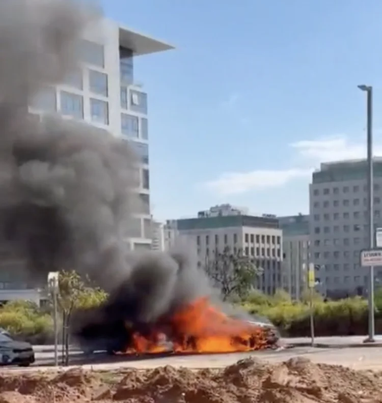 İran mərkəzi İsraili atəşə tutdu