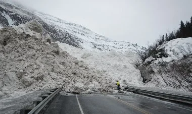 Kəlbəcər yolunda qar uçqunu olub, hərəkət dayanıb