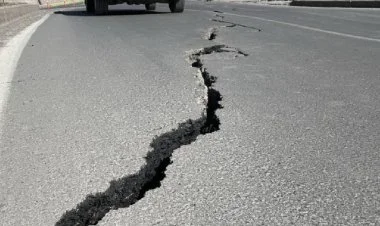 Bibiheybət yolunda torpaq sürüşməsi təhlükəsi yaranıb VİDEO