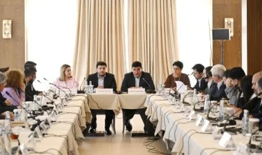 Azərbaycan və Ermənistan nümayəndələri dəyirmi masada