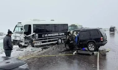 Paşinyanın kortejini müşayiət edən avtobus qəza törədib