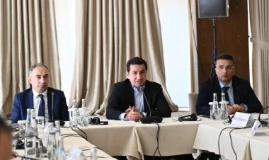 “Sülh Körpüsü”nün iştirakçıları Hikmət Hacıyevlə görüşüblər