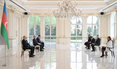 İlham Əliyev səfirlərin etimadnamələrini qəbul edir