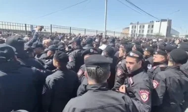 Samvel Karapetyanın tərəfdarları ilə polis arasında toqquşma