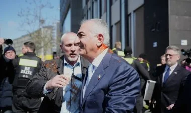 İran şahının varisinin üstünə Berlində qırmızı boya tökdülər