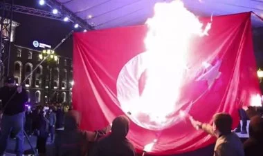 XİN İrəvanda Türkiyə bayrağının yandırılmasını pisləyib