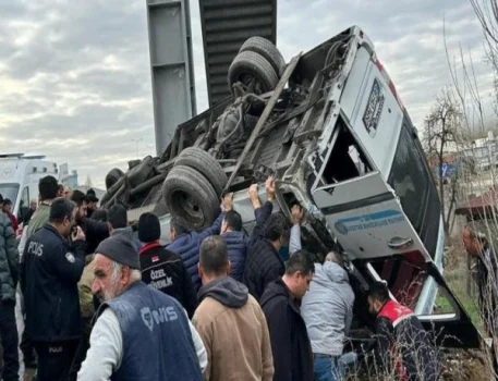 Türkiyədə sərnişin avtobusu keçidə çırpılıb:5 ölü, 14 yaralı