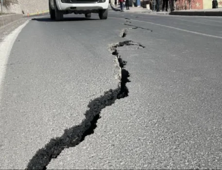 Bibiheybət yolunda torpaq sürüşməsi təhlükəsi yaranıb VİDEO