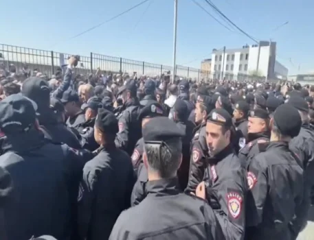 Samvel Karapetyanın tərəfdarları ilə polis arasında toqquşma