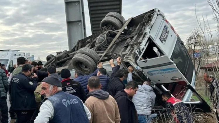 Türkiyədə sərnişin avtobusu keçidə çırpılıb:5 ölü, 14 yaralı
