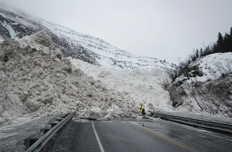 Kəlbəcər yolunda qar uçqunu olub, hərəkət dayanıb