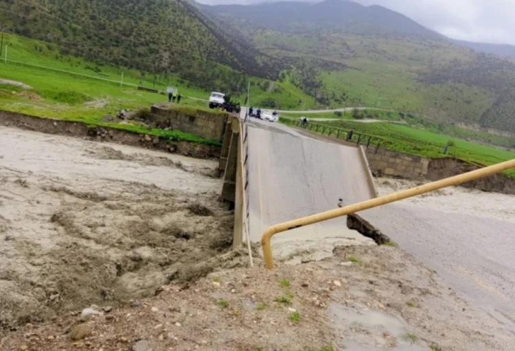 Gilgilçay üzərindəki körpünün bir hissəsi uçub