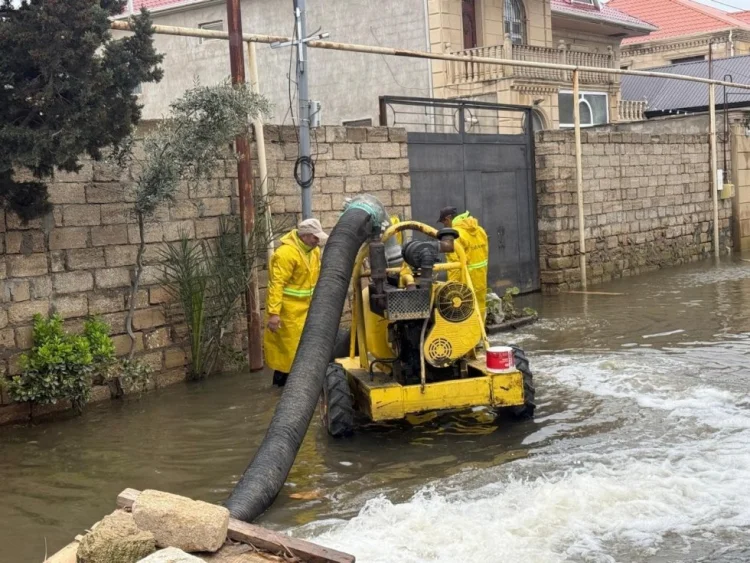 Bakıda intensiv yağışlar fəsadlar törədib