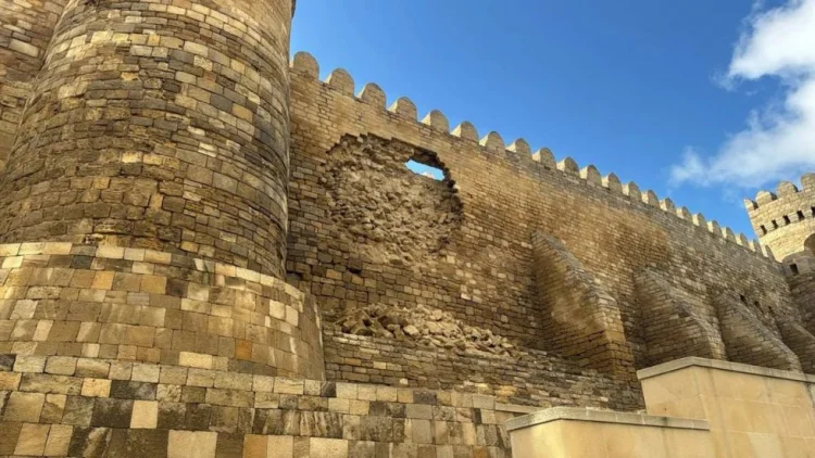 Yağışlardan sonra Qala Divarlarının bir hissəsi uçub