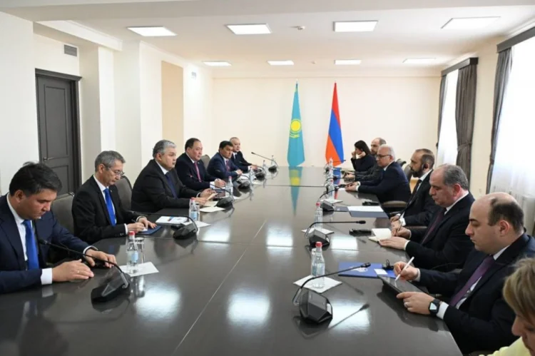 Qazaxıstan İrəvanda TRİPP və dəmir yollarını müzakirə edir