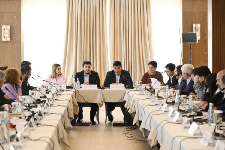 Azərbaycan və Ermənistan nümayəndələri dəyirmi masada