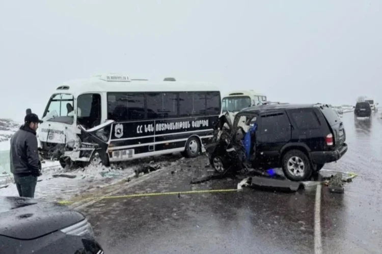 Paşinyanın kortejini müşayiət edən avtobus qəza törədib