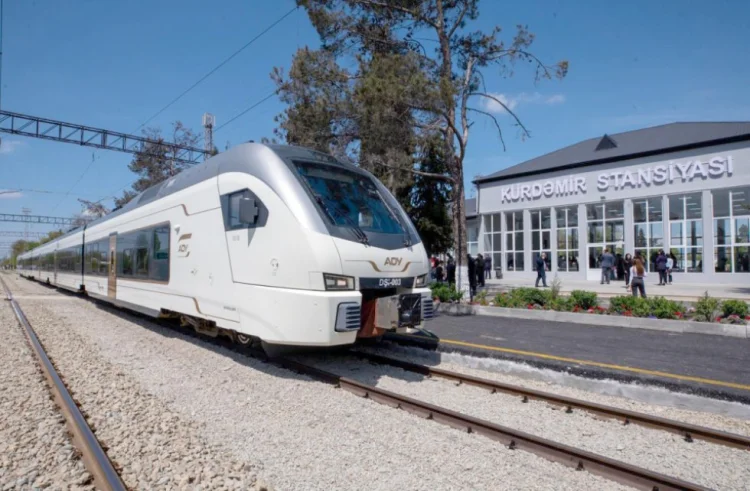 Bu gündən qatarlar Kürdəmirdə də dayanır