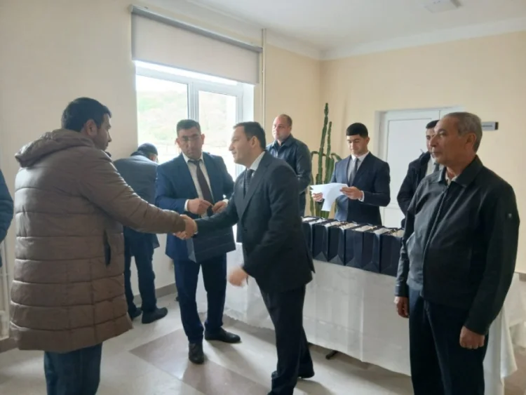 Növbəti köç karvanı Qırmızı Bazar qəsəbəsinə çatıb